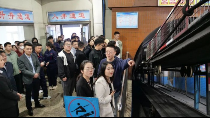 аÙʤÔÚÏß¹ÙÍø¼¯ÍÅ×éÖ¯ÇàÄêÖ°¹¤¸°ÄÜ»¯¹É·Ý¹«Ë¾Éú²úÏÖ³¡¹ÛĦѧϰ